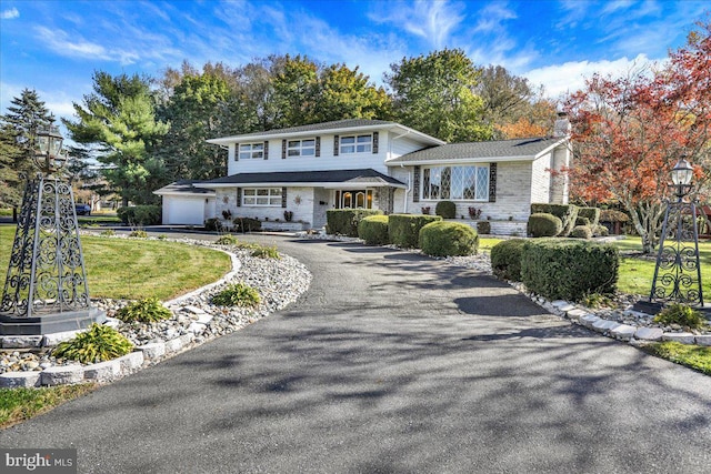 view of front of property featuring a front lawn