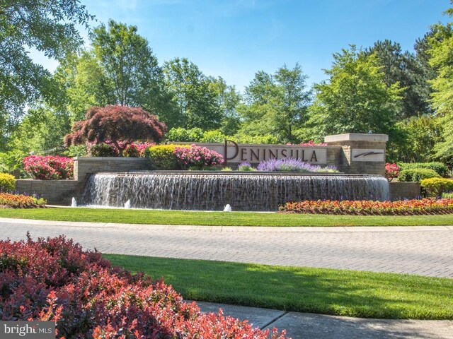 community / neighborhood sign featuring a yard