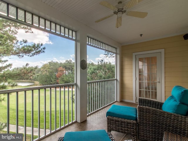 sunroom with ceiling fan