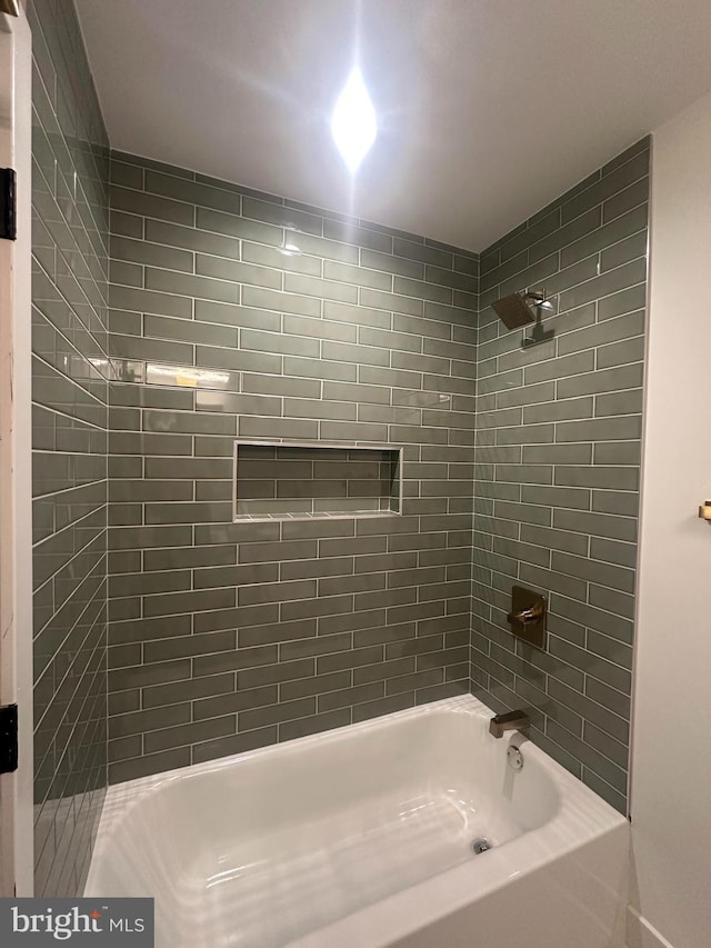 bathroom featuring tiled shower / bath combo