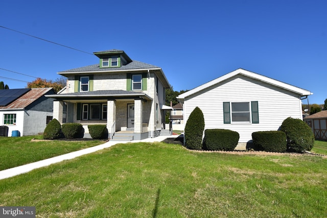 view of front facade with a front yard