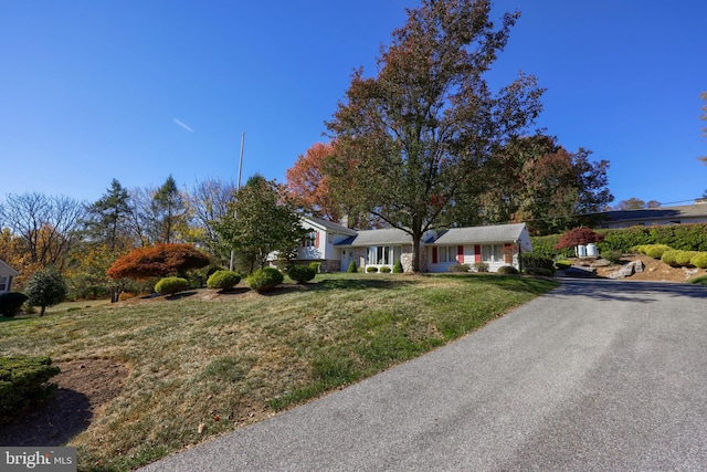 view of front of property with a front yard