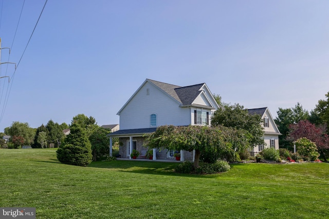 view of front of property featuring a front yard