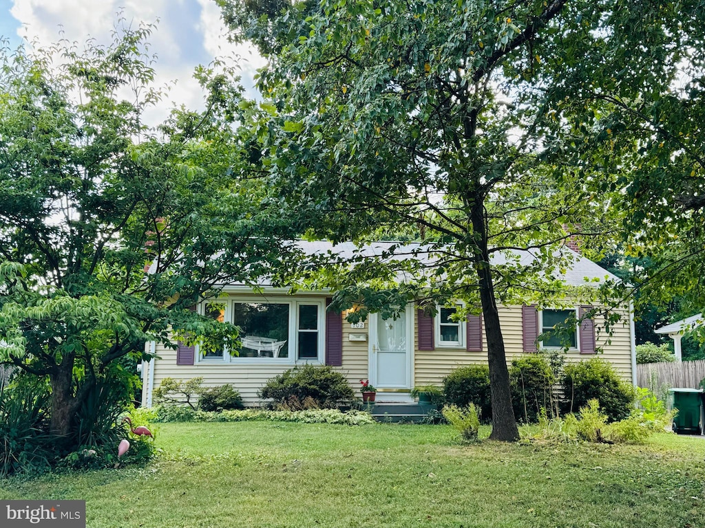 view of front of house with a front yard