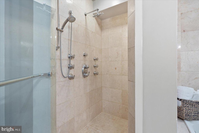 bathroom featuring tiled shower