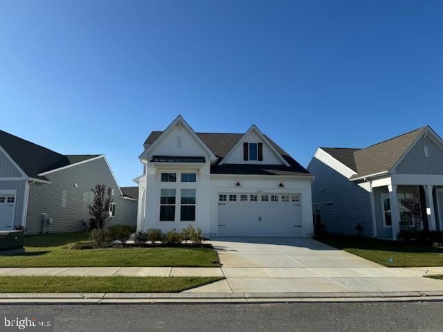 view of front of property featuring a front lawn