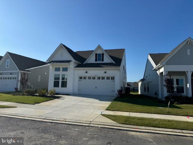 view of front facade featuring a front yard and a garage