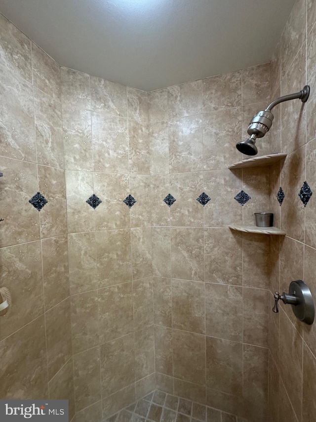 bathroom featuring tiled shower