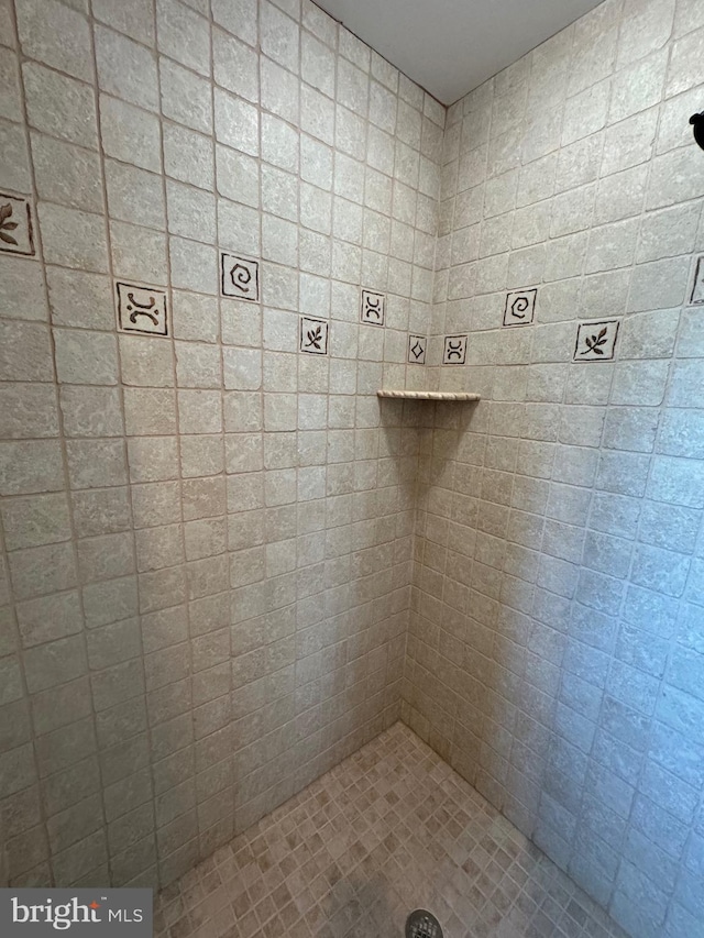 bathroom featuring tiled shower