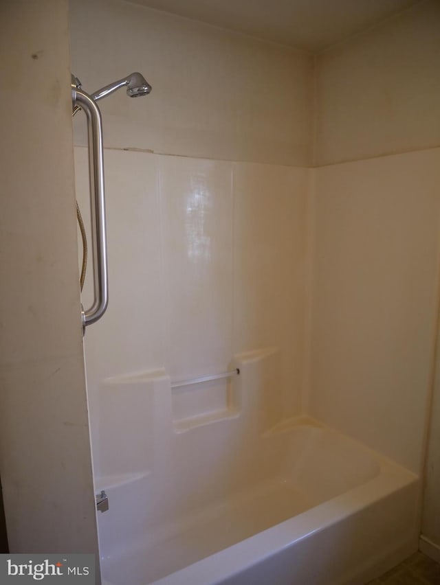 bathroom with bathtub / shower combination