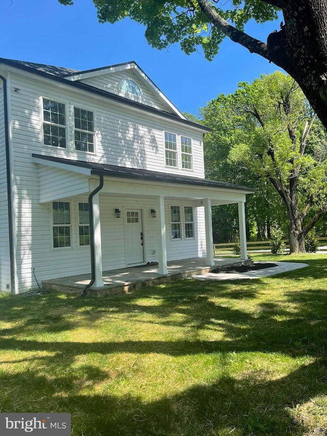 view of front of property featuring a front lawn and a porch