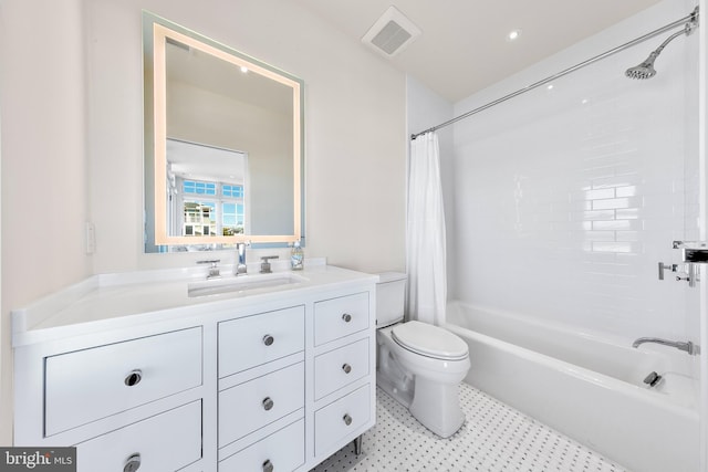 full bath featuring toilet, visible vents, shower / bath combo with shower curtain, and vanity