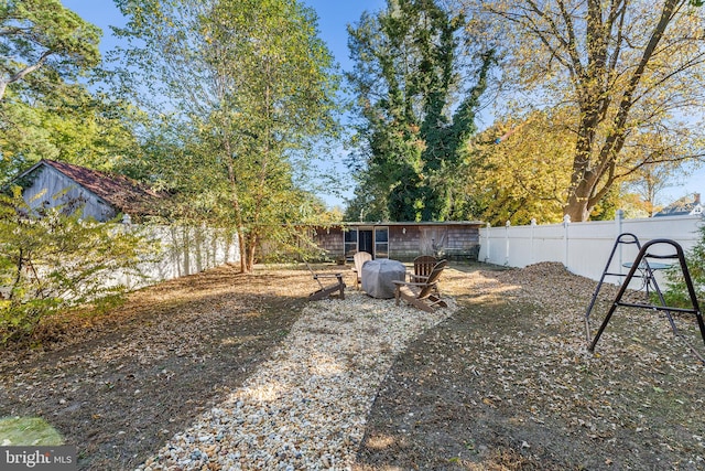 view of yard with an outbuilding