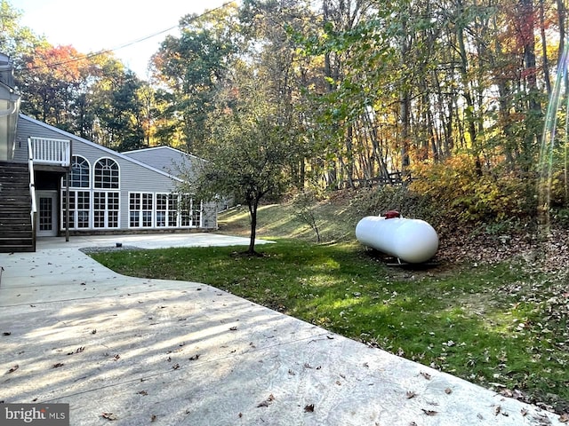 view of yard featuring a patio area