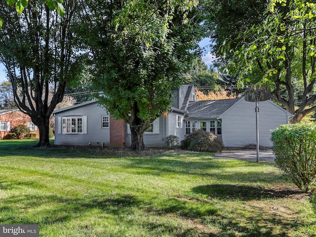 view of front of house with a front lawn