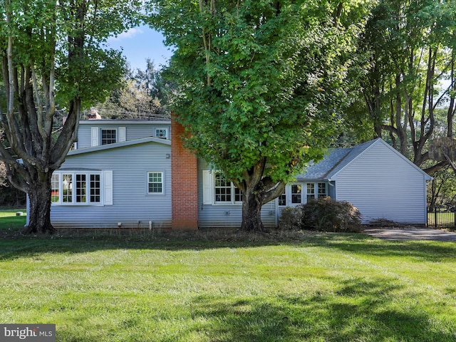 view of front of home featuring a front lawn