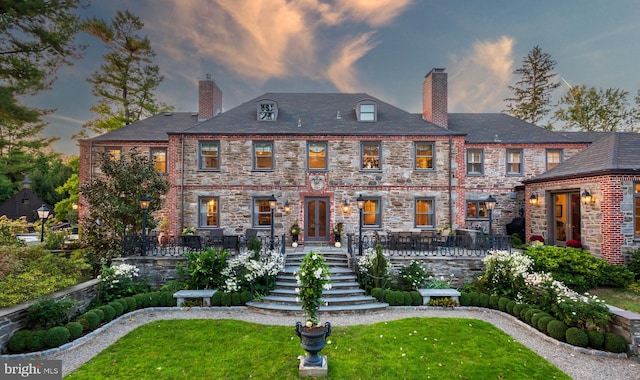 view of front facade with a yard