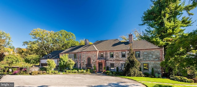 view of front facade featuring a front lawn