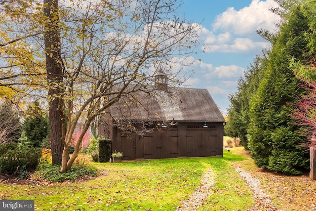 view of yard featuring an outdoor structure