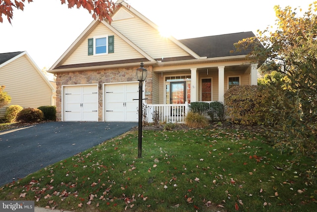 craftsman inspired home featuring a front yard and a porch