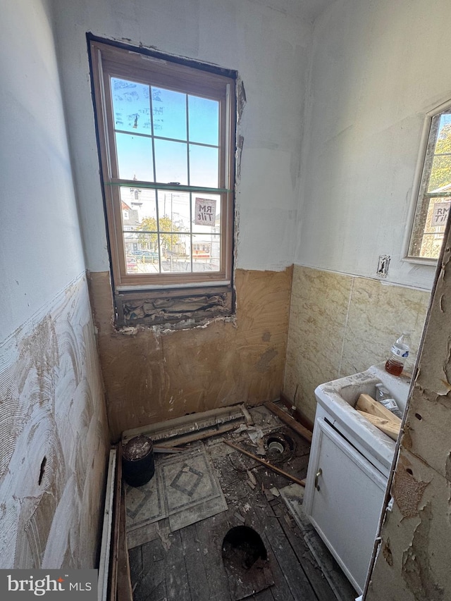 bathroom featuring tile walls