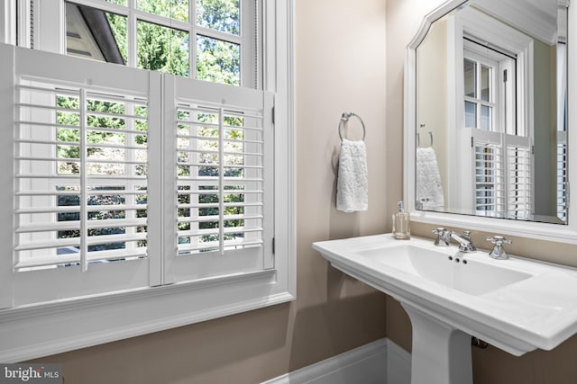 bathroom featuring sink