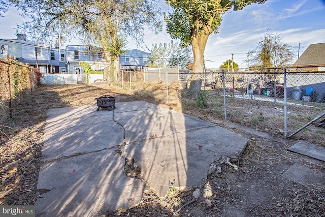 view of yard featuring a fire pit