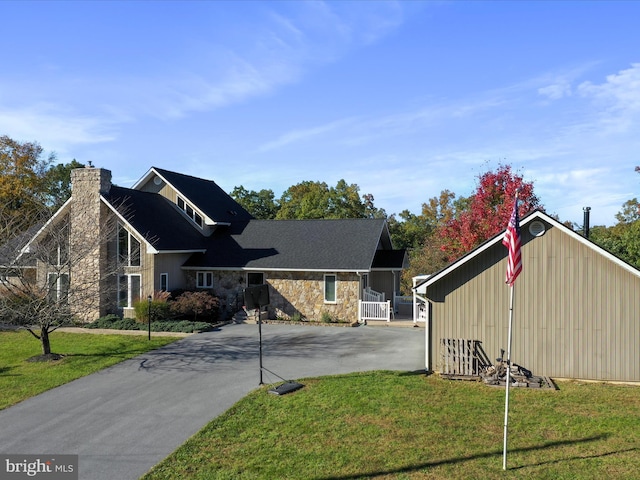 view of front facade featuring a front lawn