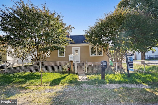 view of front of house featuring a front lawn