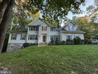 view of front of property featuring a front lawn