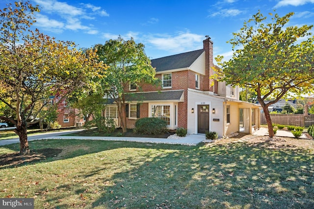 view of front facade featuring a front lawn