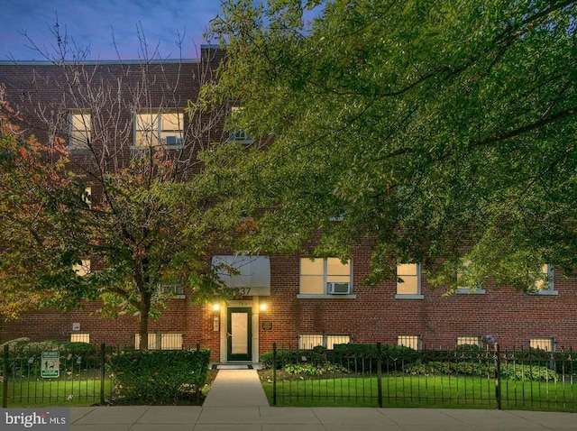 view of front of home featuring a yard