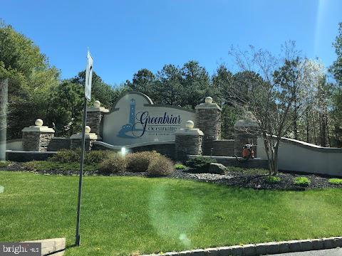 community / neighborhood sign featuring a lawn