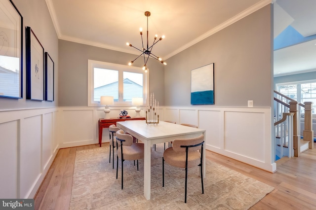 dining room featuring an inviting chandelier, crown molding, and light hardwood / wood-style floors