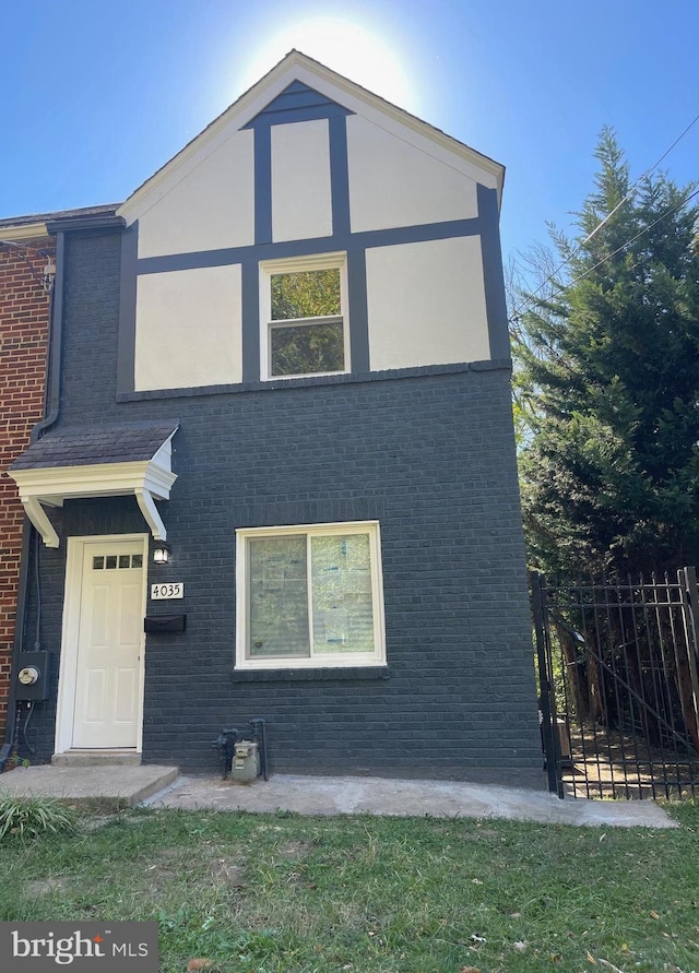 view of front facade with a front yard