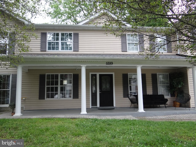 view of front of property featuring a front lawn and a porch