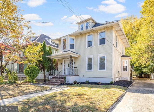 view of front of property with a front yard