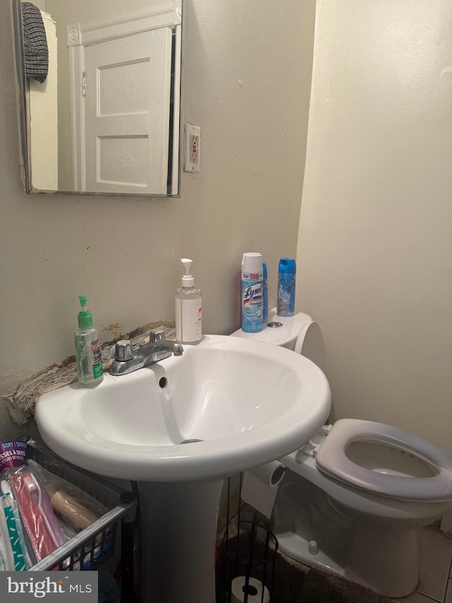 bathroom featuring tile patterned floors and toilet