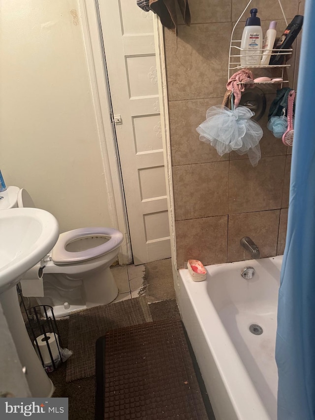 bathroom featuring tile patterned floors, toilet, and shower / bathtub combination with curtain