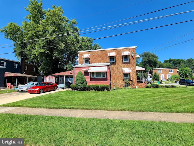 view of front of house featuring a front lawn