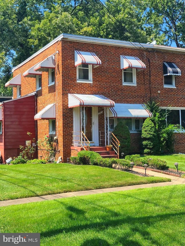 view of front of property with a front yard