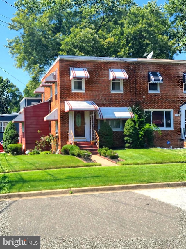 view of front facade featuring a front lawn