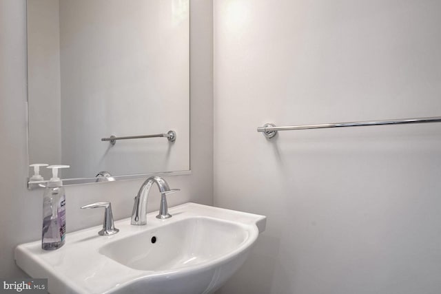 bathroom featuring sink