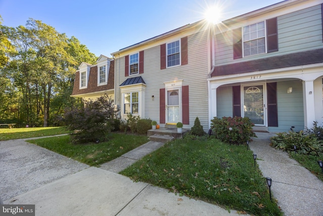 multi unit property featuring a front yard