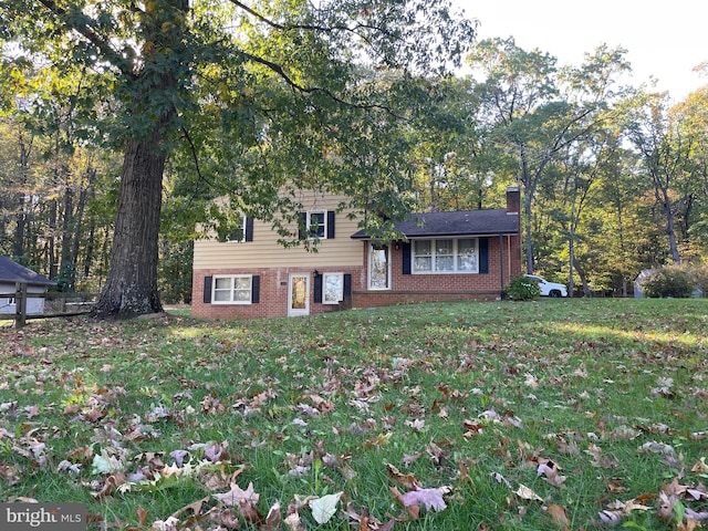 split level home featuring a front yard