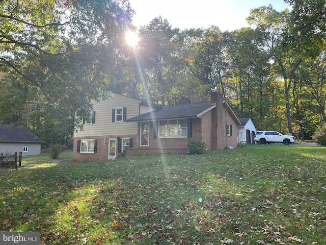 tri-level home featuring a front lawn