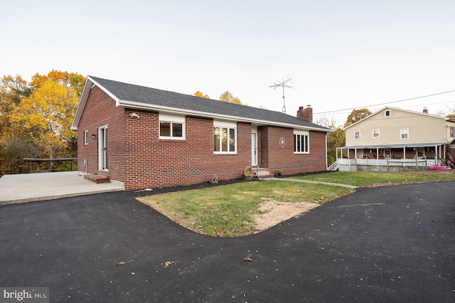 view of front facade with a front yard