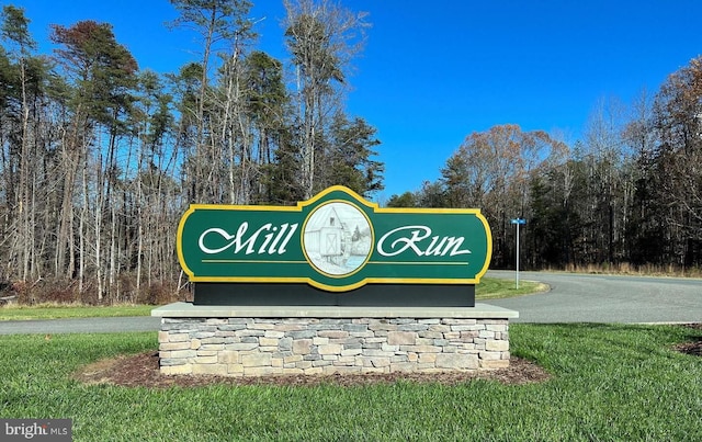 community sign featuring a yard