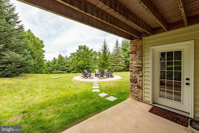 view of yard with a patio area