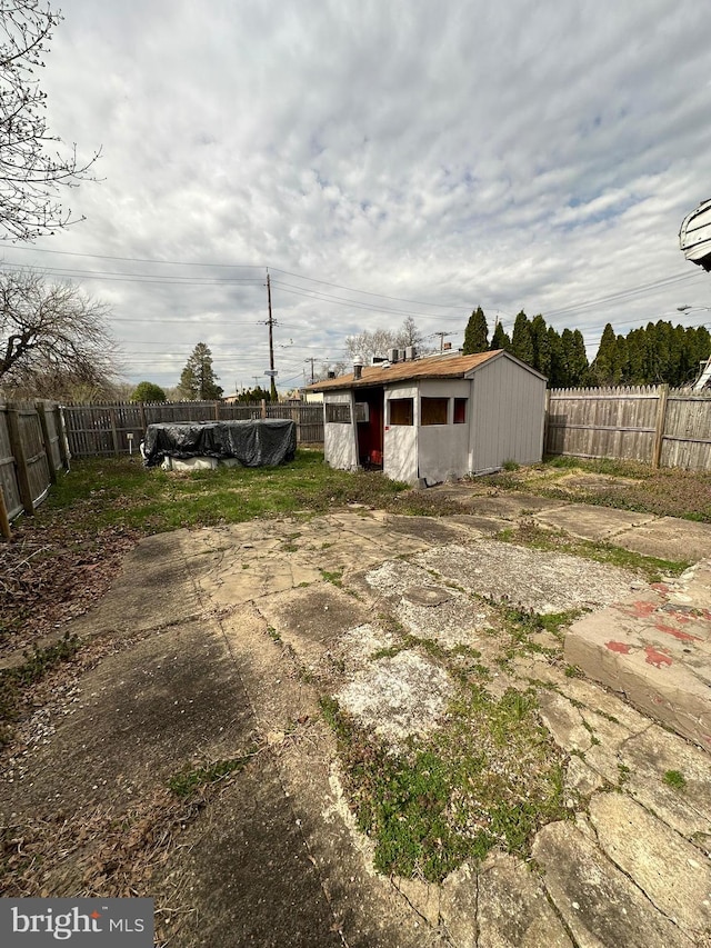 view of yard featuring a shed and a patio